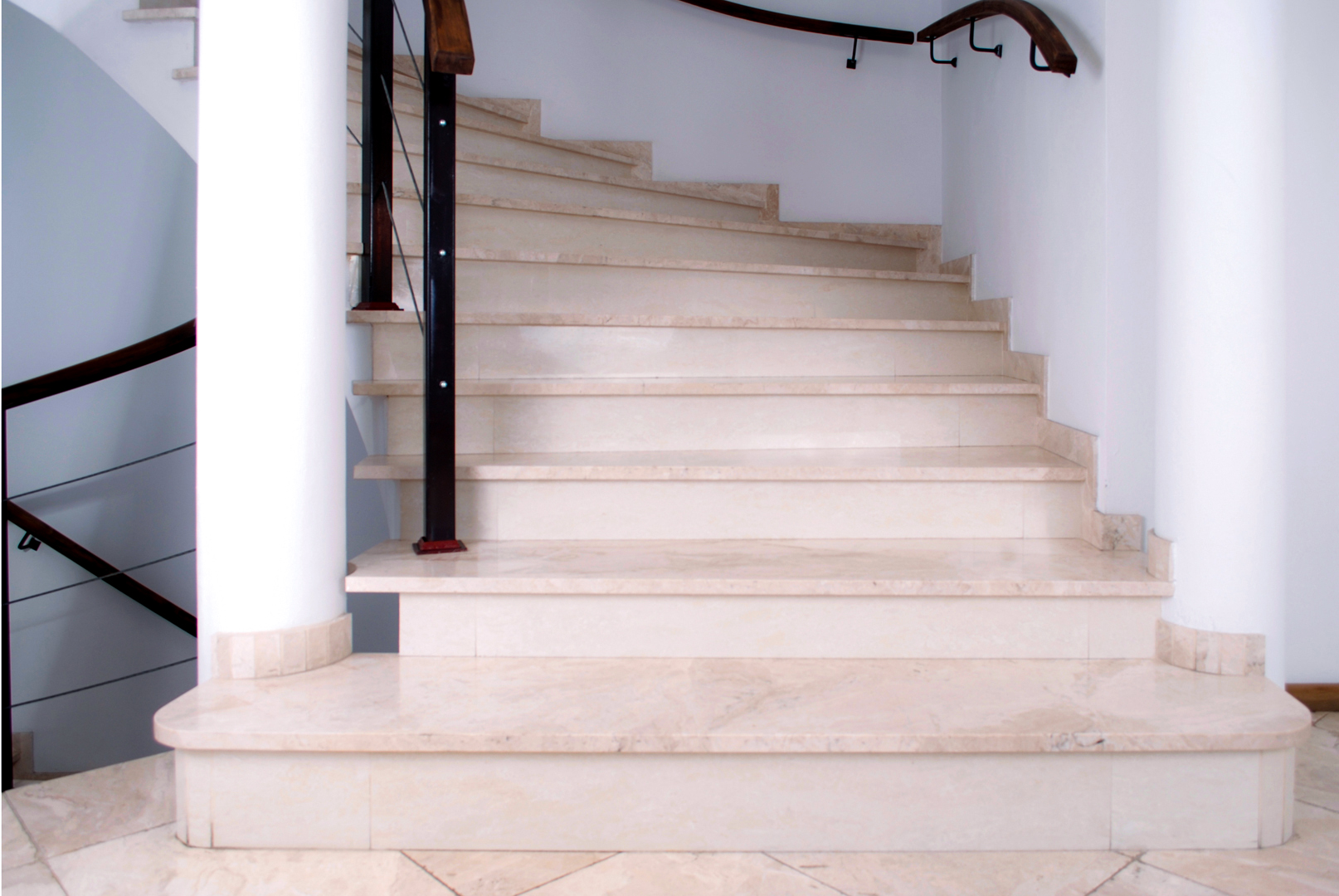 Schody granitowe – Dlaczego warto wykonać schody z kamienia naturalnego? Schody z granitu czy schody marmurowe?
